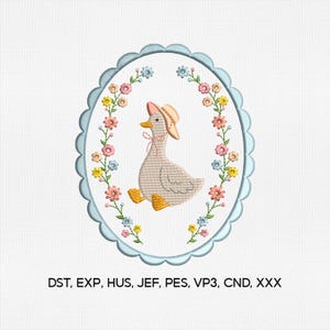 Puede incluir: Dise&ntilde;o bordado de un ganso sentado con sombrero de paja, enmarcado por una corona floral dentro de un &oacute;valo festoneado. El dise&ntilde;o incluye el texto "DST, EXP, HUS, JEF, PES, VP3, CND, XXX". La paleta de colores incluye beige, amarillo, rosa, azul y verde.