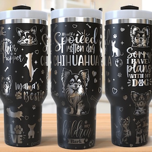 Może przedstawiać: Trzy czarne termosy ze stali nierdzewnej z srebrnym wzorem przedstawiającym chihuahua i tekstem, który brzmi "Mama's Bestie", "None of a Spoiled Rotten Dog Chihuahua" i "Sorry I Have Plans With My Dog".