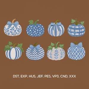 Puede incluir: Ocho calabazas decorativas en azul y blanco, cada una con un patrón único y un lazo azul. Los diseños incluyen lunares, rayas y motivos florales. Hojas y tallos verdes añaden un toque natural. El fondo es de color marrón liso.