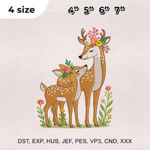 Könnte beinhalten: Ein Stickdesign mit zwei Hirschen, einem erwachsenen Tier und einem Jungtier, die mit Blumenkränzen geschmückt sind. Die braunen Hirsche mit weißen Flecken stehen inmitten stilisierter Blumen und Grünpflanzen. Erhältlich in 4 Größen: 10.16cm, 12.7cm, 15.24cm und 17.78cm.