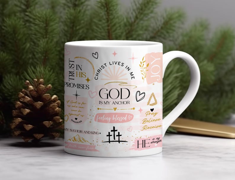 Op de afbeelding: Een witte keramische mok met een roze en gouden ontwerp. De mok heeft verschillende inspirerende citaten en zinnen, waaronder "Trust in His Promises", "God is My Anchor", "Feeling Blessed" en "Pray Believe Receive".