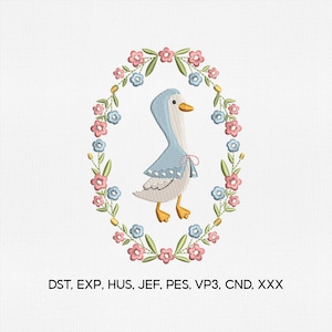 Puede incluir: Dise&ntilde;o bordado con un ganso de dibujos animados con capa y gorro azules, enmarcado por una corona floral de flores rosas y azules. El dise&ntilde;o est&aacute; sobre un fondo blanco. El texto "DST, EXP, HUS, JEF, PES, VP3, CND, XXX" est&aacute; en la parte inferior.