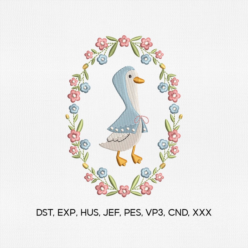 Puede incluir: Dise&ntilde;o bordado con un ganso de dibujos animados con capa y gorro azules, enmarcado por una corona floral de flores rosas y azules. El dise&ntilde;o est&aacute; sobre un fondo blanco. El texto "DST, EXP, HUS, JEF, PES, VP3, CND, XXX" est&aacute; en la parte inferior.