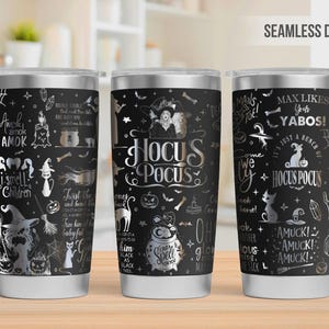 Pu&ograve; includere: Tre bicchieri in acciaio inossidabile con sfondo nero e grafiche metalliche argentate a tema Hocus Pocus. I disegni includono sagome di streghe, gatti, calderoni, scope, ragnatele e citazioni come Amok, I smell children e Max likes your yabos.