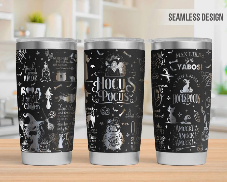 Pu&ograve; includere: Tre bicchieri in acciaio inossidabile con sfondo nero e grafiche metalliche argentate a tema Hocus Pocus. I disegni includono sagome di streghe, gatti, calderoni, scope, ragnatele e citazioni come Amok, I smell children e Max likes your yabos.