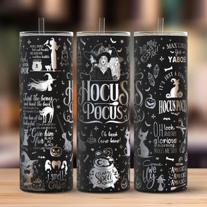 Peut inclure: Gobelet noir sur le thème d'Halloween, avec le texte "Hocus Pocus" en argent. Le design comprend des silhouettes de sorcières, des chats, des fioles de potion et d'autres éléments effrayants. Le gobelet a une paille.