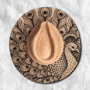 Påfågelhatt med lasergravyr SVG, påfågelhatt med lasersvg - digital nedladdning (SVG, PNG) för hattar med bred brätte och cowboyhattar