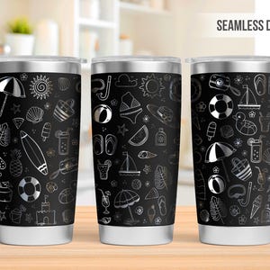 Puede incluir: Tres vasos de acero inoxidable con fondo negro e ilustraciones blancas con temática de verano. Las ilustraciones incluyen sombrillas de playa, conchas marinas, chanclas, tablas de surf, conos de helado y mucho más. Los vasos son sin costuras, lo que significa que el diseño envuelve todo el vaso.