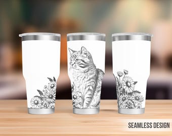 Puede incluir: Tres vasos de acero inoxidable blancos con un diseño de gato y flores. El vaso central presenta una ilustración detallada en blanco y negro de un gato. Los otros dos vasos tienen un diseño floral. Los vasos tienen tapa y base plateadas. Las palabras "SEAMLESS DESIGN" están en la parte inferior.