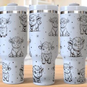 Op de afbeelding: Een witte reistumbler van roestvrij staal met een zwart-wit patroon van cartoon Highland-koeien. De tumbler heeft een handvat en een deksel. De tekst "SEAMLESS DESIGN" is afgedrukt in de rechterbenedenhoek van de tumbler.