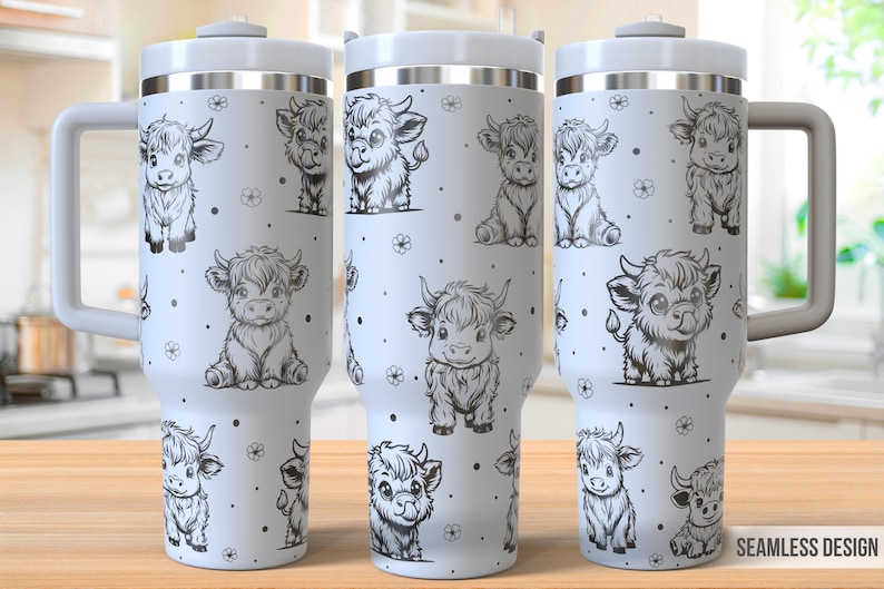 Op de afbeelding: Een witte reistumbler van roestvrij staal met een zwart-wit patroon van cartoon Highland-koeien. De tumbler heeft een handvat en een deksel. De tekst "SEAMLESS DESIGN" is afgedrukt in de rechterbenedenhoek van de tumbler.