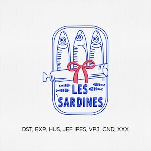 Peut inclure: Un motif de broderie repr&eacute;sentant trois sardines aux contours bleus dans une bo&icirc;te rectangulaire, agr&eacute;ment&eacute; d'un n&oelig;ud rouge et du texte LES SARDINES. Sous la bo&icirc;te, le texte indique DST, EXP, HUS, JEF, PES, VP3, CND, XXX sur fond blanc.