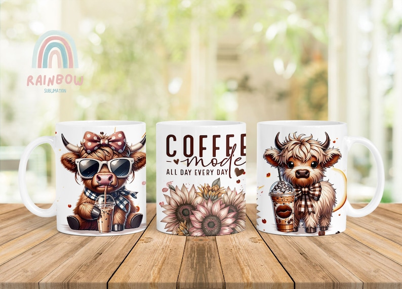 Peut inclure: Trois mugs &agrave; caf&eacute; en c&eacute;ramique blanche avec des motifs uniques. L'un repr&eacute;sente une vache de dessin anim&eacute; portant des lunettes de soleil et un n&oelig;ud, un autre porte le texte "COFFEE MODE ALL DAY EVERY DAY", et le troisi&egrave;me une vache de dessin anim&eacute; avec une boisson au caf&eacute;.