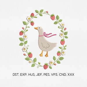 Puede incluir: Dise&ntilde;o bordado con un ganso con una cinta rosa, dentro de una corona ovalada de fresas, flores blancas y hojas verdes. El ganso tiene patas y pico amarillos. El dise&ntilde;o est&aacute; sobre un fondo blanco. La imagen incluye el texto: DST, EXP, HUS, JEF, PES, VP3, CND, XXX.