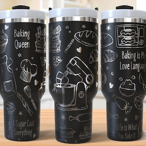 Puede incluir: Taza de viaje de acero inoxidable negro con un diseño blanco de ilustraciones con temática de repostería y texto que dice "Baking Queen", "Sugar Coat Everything", "Baking is My Love Language", y "Life is What You Bake It".