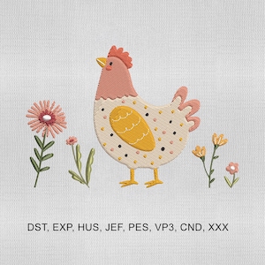 Peut inclure: Broderie d'une poule de dessin animé avec une crête rose et un bec jaune, entourée de fleurs. La poule a un ventre jaune et est couverte de petits points noirs. Le texte "DST, EXP, HUS, JEF, PES, VP3, CND, XXX" est en bas.