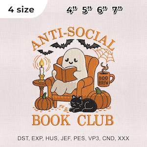 Peut inclure: Motif brodé avec un fantôme lisant un livre dans un fauteuil, avec des citrouilles, un chat noir et le texte "ANTI-SOCIAL BOOK CLUB". Comprend des chauves-souris, une toile d'araignée et une tasse à café avec "BOO BREW". Disponible en 4 tailles: 10cm, 13cm, 15cm, et 18cm.