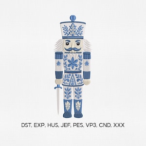 Pode incluir: Design bordado de um soldado quebra-nozes azul e branco com uma espada. O quebra-nozes usa um chapéu alto e tem um bigode. O design inclui o texto "DST, EXP, HUS, JEF, PES, VP3, CND, XXX".