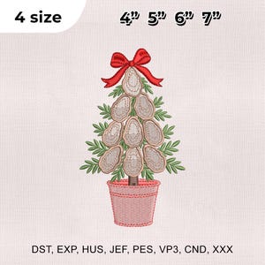 Pode incluir: Um desenho bordado de árvore de Natal com um laço vermelho, ornamentos em forma de ostra e folhas verdes. O desenho está num vaso rosa. A imagem inclui o texto "4 tamanhos" e os tamanhos 10,16 cm, 12,7 cm, 15,24 cm e 17,78 cm.