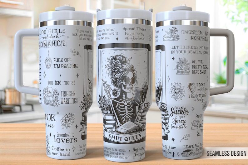 Pu&ograve; includere: Tazza da viaggio in acciaio inossidabile bianca con un design in bianco e nero che presenta uno scheletro che legge un libro. La tazza ha un manico e il testo "SMUT QUEEN" &egrave; stampato sul davanti. La tazza &egrave; circondata da altri libri e fiori.