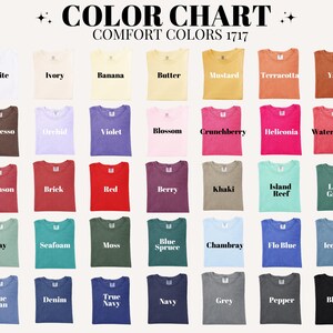 Puede incluir: Una carta de colores Comfort Colors 1717 que muestra treinta y cinco muestras de camisetas en varios tonos, incluyendo blanco, marfil, pl&aacute;tano, mantequilla, mostaza, terracota, &ntilde;ame, espresso, orqu&iacute;dea, violeta, flor, crunchberry, heliconia, sand&iacute;a, carmes&iacute;, ladrillo, rojo, baya, caqui, arrecife isle&ntilde;o, verde claro, bah&iacute;a, espuma de mar, musgo, abeto azul, chambray, azul flo, azul hielo, azul jean, mezclilla, azul marino verdadero, azul marino, gris, pimienta y negro.