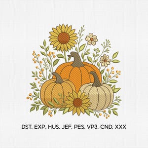 Puede incluir: Un diseño bordado con tres calabazas en tonos naranja y crema, rodeadas de girasoles, pequeñas flores y follaje verde. El diseño incluye el texto "DST, EXP, HUS, JEF, PES, VP3, CND, XXX".
