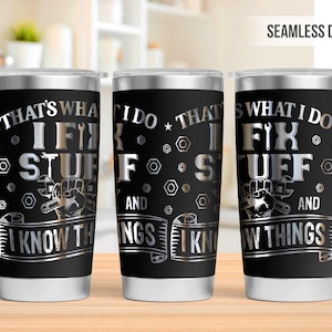 Könnte beinhalten: Drei Edelstahlbecher mit schwarzem Hintergrund und silbernem Text. Der Text lautet "That's what I do I fix stuff and I know things".