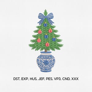 Könnte beinhalten: Ein gesticktes Weihnachtsbaum-Design. Der Baum ist grün mit blauen und roten Kugeln und einer blauen Schleife oben. Der Baum steht in einer blau-weißen Vase mit floralen Mustern. Der Text "DST, EXP, HUS, JEF, PES, VP3, CND, XXX" befindet sich unten.