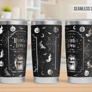 Pu&ograve; includere: Tre bicchieri in acciaio inossidabile nero con coperchi argentati e un motivo di Halloween senza cuciture. Il design include streghe, zucche, pipistrelli, ragnatele e un'etichetta centrale con la scritta Witch's Brew Potion No. 666 Since 1982.