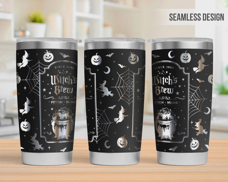 Pu&ograve; includere: Tre bicchieri in acciaio inossidabile nero con coperchi argentati e un motivo di Halloween senza cuciture. Il design include streghe, zucche, pipistrelli, ragnatele e un'etichetta centrale con la scritta Witch's Brew Potion No. 666 Since 1982.
