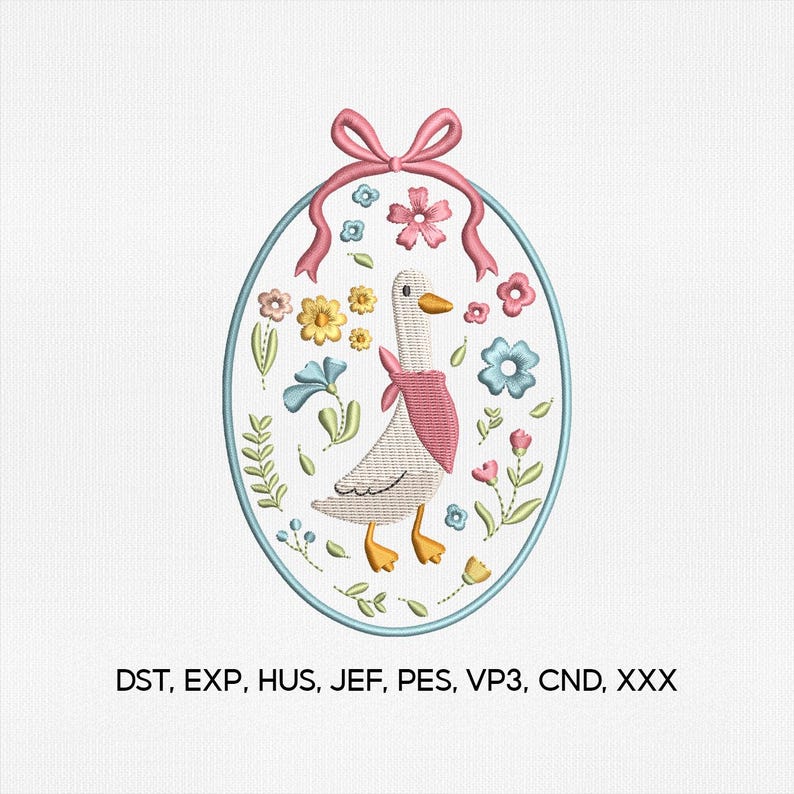 Puede incluir: Dise&ntilde;o bordado de un ganso blanco con una bufanda rosa, rodeado de flores y follaje en un marco ovalado azul, coronado por un lazo rosa. El texto "DST, EXP, HUS, JEF, PES, VP3, CND, XXX" est&aacute; en la parte inferior.