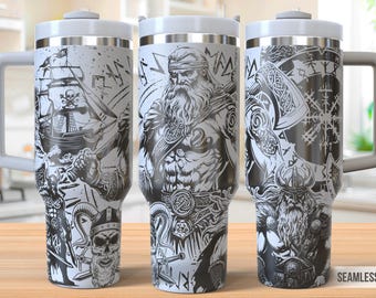 Puede incluir: Tres vasos de acero inoxidable con diferentes diseños que presentan imágenes vikingas. Los diseños incluyen un barco vikingo, un guerrero vikingo y un hacha vikinga. Los vasos son blancos con diseños negros y grises.