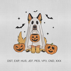 Puede incluir: Ilustración de Halloween con un perro disfrazado de fantasma, sosteniendo una linterna de calabaza. Dos calabazas naranjas flanquean al perro, con murciélagos y estrellas en el fondo. El texto: DST, EXP, HUS, JEF, PES, VP3, CND, XXX.