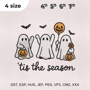 Puede incluir: Diseño bordado de Halloween con tres fantasmas blancos con ojos negros, sosteniendo calabazas, un globo y flores. Murciélagos negros volando arriba. El texto "'tis the season" está debajo. Disponible en 4 tamaños: 10cm, 13cm, 15cm y 18cm.