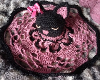 Handgefertigtes, gehäkeltes Katzenpuppen-Kuscheltier aus Wolle in Schwarz und Rosa