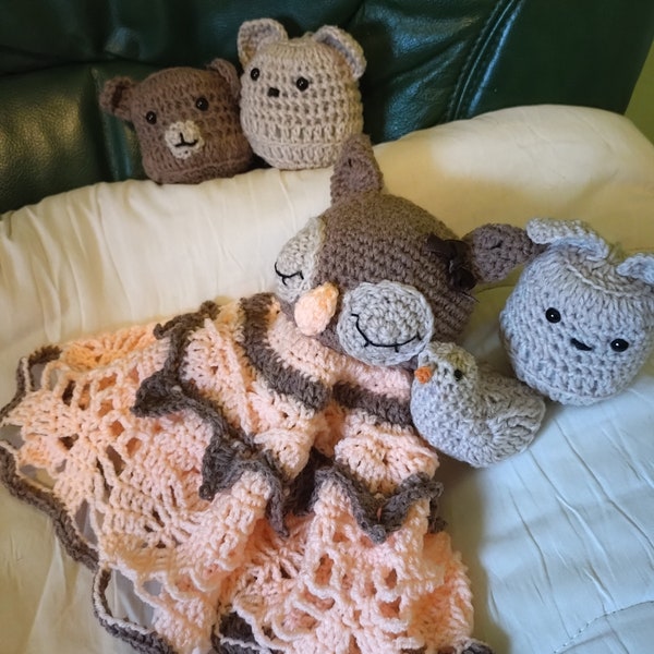 Adorable doudou- poupée chouette couleur marron et saumon en laine fait main au crochet