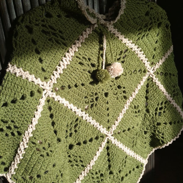 Joli poncho vert pour enfant en laine fait main au crochet