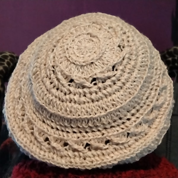 Bonnet béret automne- hiver en laine beige fait main au crochet