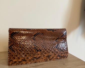 Bolso de mano vintage de piel de serpiente, de piel de pitón marrón, estilo años 70, estilo exótico y llamativo.