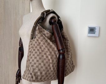 Bolso hobo vintage Y2K con monograma: bolso de hombro holgado de lona marrón con asa de piel de cocodrilo.