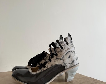 Scarpe Eject Avant Garde EU 39 nere in vernice con tacco scultoreo, modello Mary Jane con lacci, scarpe di design uniche e di tendenza
