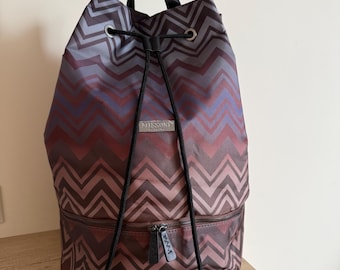 Mochila de nailon en zigzag con perfume de Missoni: bolso de viaje estilo cubo vintage