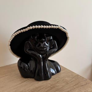 Cappello da barcaiolo in feltro di lana Maison Michel Paris: rifiniture in perle nere, design francese