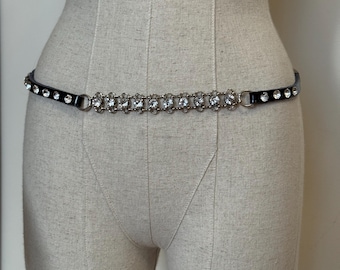Cinturón vintage Y2K de charol con pedrería y detalles de cadena de cristal.