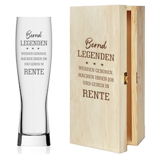 Könnte beinhalten: Eine Holzkiste mit einem Scharnierdeckel, die ein klares Glasbierglas enthält. Die Kiste und das Glas sind mit dem Text "Bernd Legenden, werden geboren, machen ihren Job und gehen in Rente" (Bernd Legenden, werden geboren, machen ihren Job und gehen in Rente) graviert.