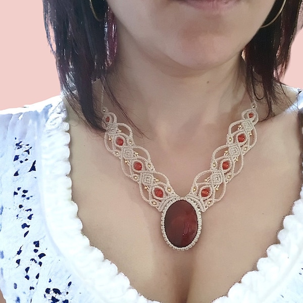 collier pierre semi précieuse, en micro macramé , avec perles naturelles d'agate rouge, collier plastron, bijou fantaisie