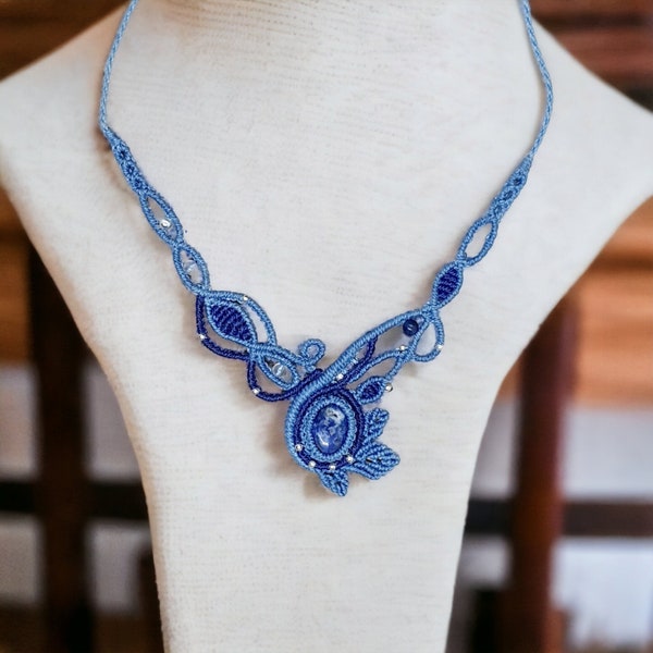 Collier Macrame Bleu en Sodalite - Bijou Artisanal Bohème avec Pendentif et Perles Naturelles, Cadeau Unique pour Femme, Fait Main