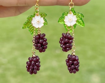 Boucles d'oreilles raisins boucles d'oreilles pendantes fruits mignons amusants boucle d'oreille de demoiselle d'honneur cadeau d'anniversaire fait main pour sa maman fille soeur petite amie violet vert