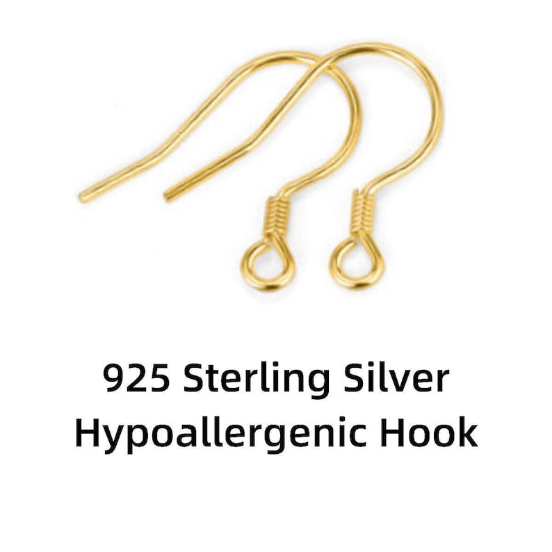 Op de afbeelding: Twee gouden hypoallergene oorhaken van 925 sterling zilver.