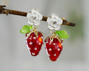 Boucles d'oreilles fraises fleur blanche bijoux résine baies rouges boucles d'oreilles fruits cadeau fait main pour elle Noël anniversaire Saint-Valentin jolie boucle d'oreille